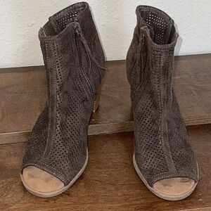 Steve Madden New York brown perforated peep toe boots Sz. 7